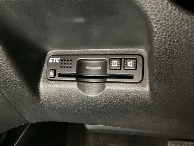 ハンドルの左下にETCがついています。高速道路の料金所の通過も楽々です。　カードの取り出しもしやすい場所についています。