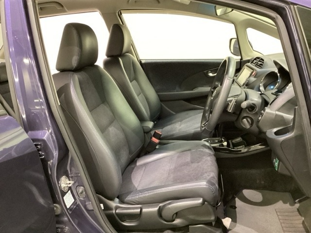 広い足元にゆったり座れるシートには肘掛けも装備しており長距離の運転でも疲れにくくなってます。女性でも運転がしやすいように、シートの高さ調整機能（シートリフター）がついています。