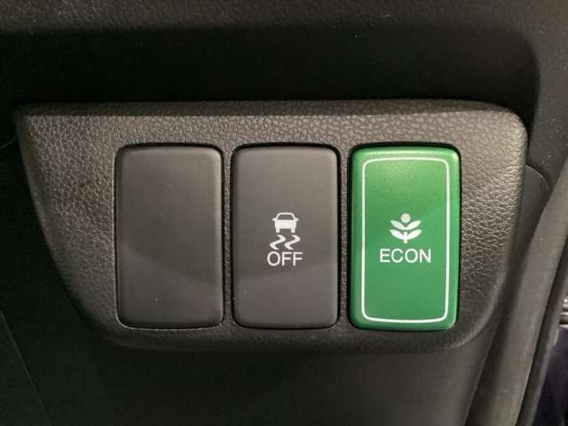 VSA装備車です。VSAはドライバーの操作と車の動きを見守っています。もし車の挙動が乱れたとき、4輪別々にブレーキをかけたり、エンジンパワーをしぼることによって車を安定させます。