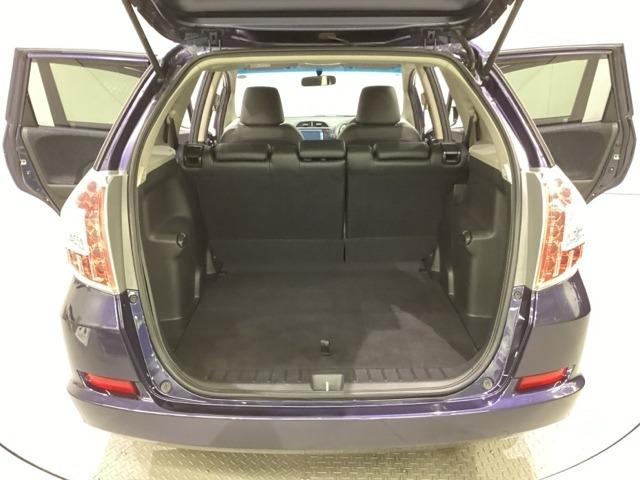 ラゲッジも広く使いやすいトランクは、開口部も広く荷物の積み下ろしもしやすいお車となっております。リアシートの背もたれは6：4の割合で分割して可倒できるので、長いお荷物などを載せることもできます。
