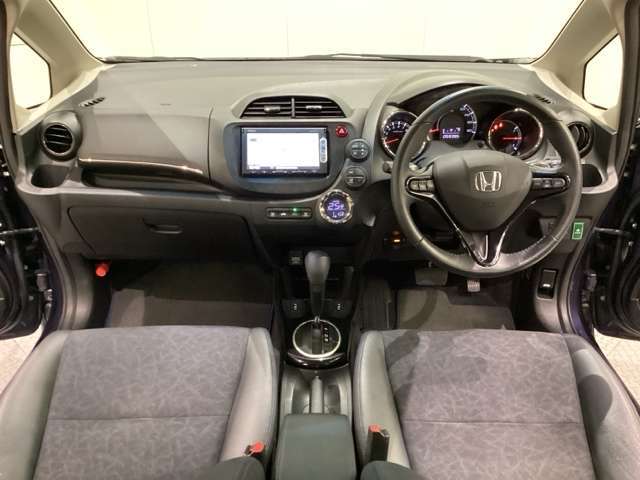 車内は光触媒抗菌消臭施工済です。インパネ周りはスタイリッシュなデザインです。グローブボックスやカップホルダーのほかにトレーなどたくさんの収納スペースが付いています。