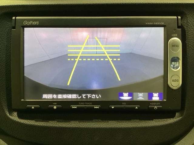 バックでの車庫入れも安心です！　リアカメラが付いているバックモニター付のナビを装備しております。操作線もついており距離感も画面から確認できます。