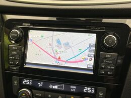 【メーカー純正ナビ】インテリアに溶け込むスタイリッシュな「専用設計」メーカーナビを装備♪視認性や操作性など基本性能にも優れ、より上質なカーライフをお楽しみいただけます。