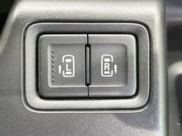 【両側パワースライドドア】スマートキーや運転席のスイッチで後席両側スライドドアの開閉が可能♪電動だから力を入れてドアを開ける必要が無く、小さなお子様でも簡単に開け閉めでき快適です♪