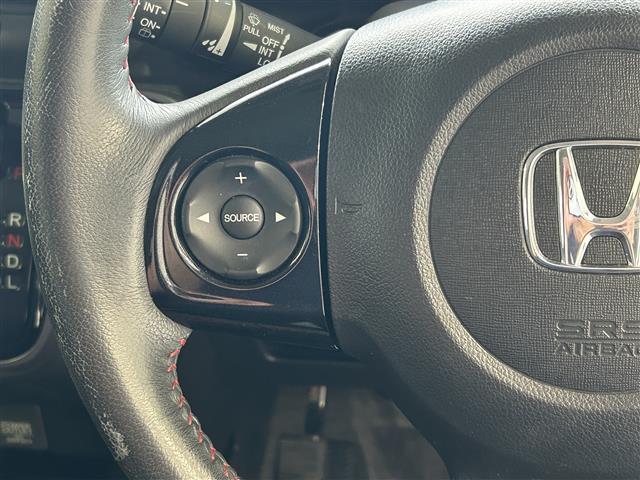 【　ステアリングスイッチ　】手元のスイッチでナビ操作が可能です！！非常に便利な機能です。取り付けのナビによってはオプション設定となっております！詳しくはスタッフまで♪