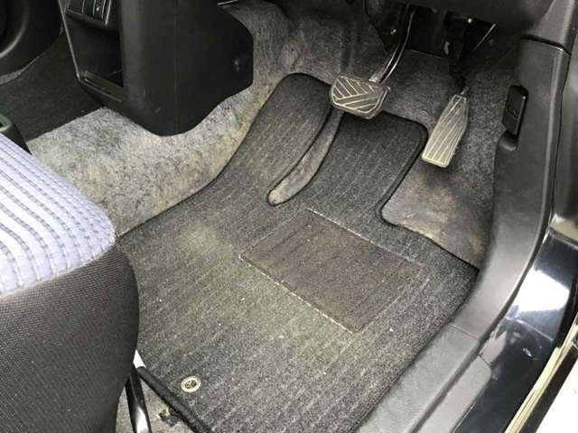 フロアマット装備。車内を清潔に保ちます。