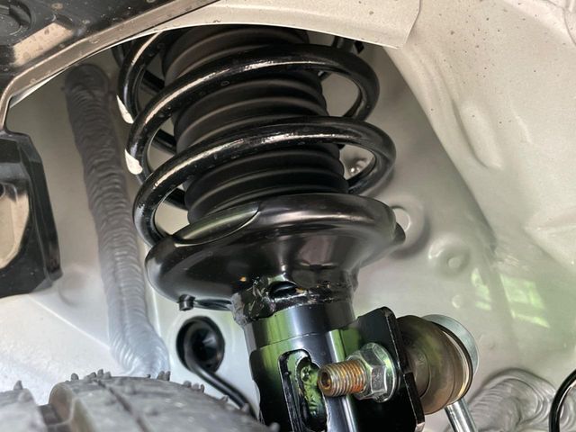 お車を安心してお乗りいただく為には、足回りの定期点検が欠かせません。サービスサポート（有償保証）では無料点検もご提供しており、安心のカーライフをお過ごしいただけるサポート体制が整っています。