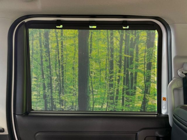 【ロールシェード】日差しや車外からの光が眩しいときにサッと引き出して使える、ロール格納タイプのサンシェードを装備。後席に乗ったお子様がウトウトしだした時など、ぜひご活用ください♪
