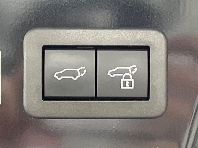 【パワーバックドア】スマートキーや運転席のボタンを押すだけでリアゲートが自動で開閉します！荷物を持っている時や、高い位置にあるバックドアを閉める際に便利な機能です♪