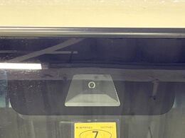 【ホンダセンシング】走行中に前方の車両等を認識し、衝突しそうな時は警報とブレーキで衝突回避と被害軽減をアシスト。より安全にドライブをお楽しみいただけます。