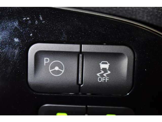 【インテリジェントパーキングアシスト】ハンドル操作をシステムが自動制御し、駐車を支援。 ドライバーはアクセルとブレーキの操作と、周囲の安全確認に専念することができます。