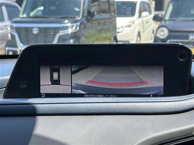 【360°ビュー・モニター】まるでクルマを真上から見下ろしたかのような視点で駐車をサポートします！クルマの斜め後ろや真横など、前後左右の4つのカメラの映像が合成されて、モニターに映し出されます。
