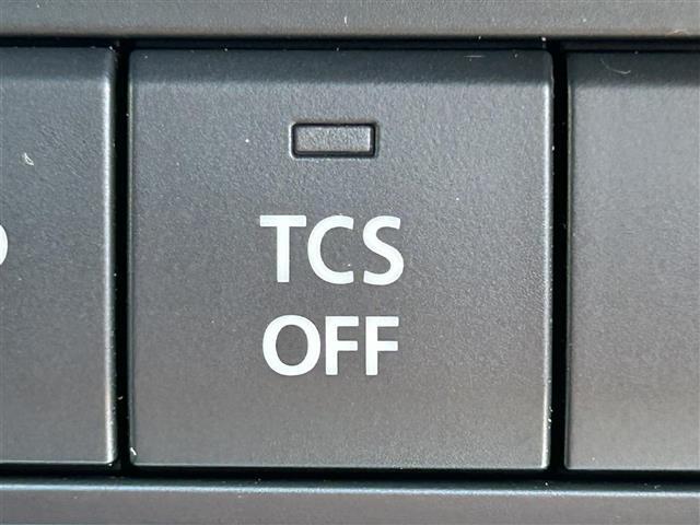 【トラクションコントロールシステム（TCS）】水にぬれた路面や雪道などのすべりやすい路面での発進や旋回加速時に起こる駆動輪の空転を防ぎ、適切な駆動力と操縦性を確保します！