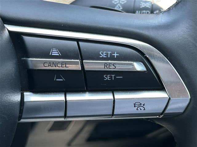 【マツダ・レーダー・クルーズ・コントロール（MRCC）】先行車との速度差や車間距離を認識し、設定した車速内で車間距離を自動で調整・維持することで、高速道路などでドライバーの負担を軽減します。