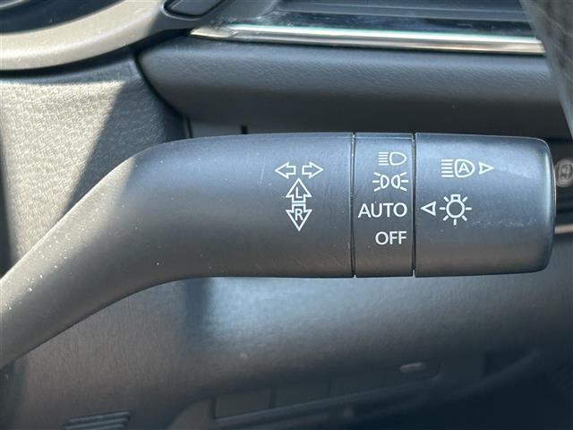 【オートライト（AUTO）】外の明るさをシステムが感知して、自動でヘッドライトが点灯します！ヘッドライトをつけ忘れを防ぐ便利機能です。