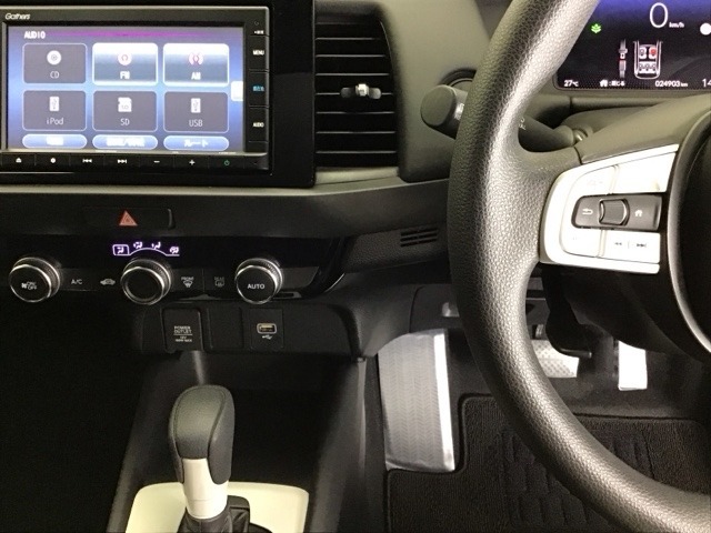 ホンダ純正メモリーナビ搭載なので、遠方へのドライブもお任せ下さい！ステアリング左手側にオーディオ関連のコントロールスイッチを配置しています。操作時は視線を逸らすことなく運転に集中できます