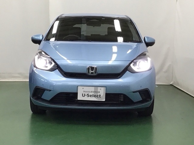 LEDヘッドライトを装備しています。LEDヘッドライトはとても明るく、雨の日や夜間走行も安全・安心です。オートライトコントロール付きで周囲の明るさに応じて自動で点灯・消灯します