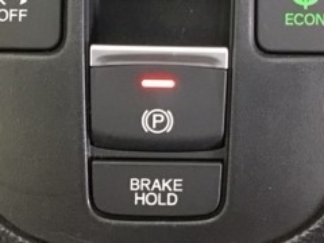 パーキングブレーキはスマートな電子制御式と合わせて渋滞時等にブレーキペダルから足を離しても停車状態を保持してくれるオートブレーキホールド機能で運転が楽になります。スタートはアクセルペダルを踏むだけ