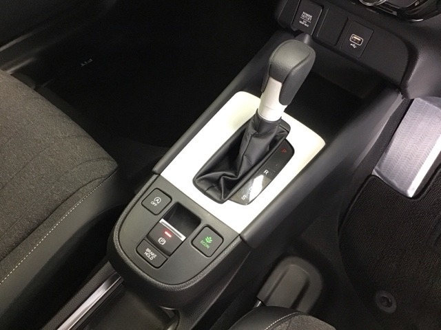 発進時から滑らかに加速する無段階変速のCVTはストップ/ゴーの多い街の中も快適です
