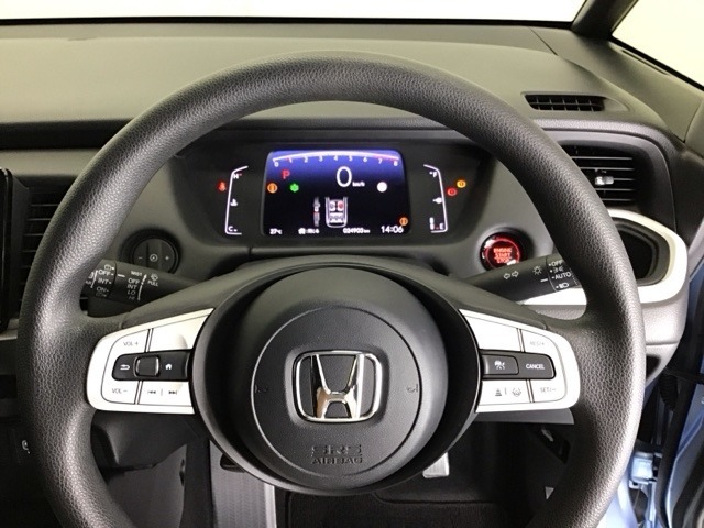 ステアリング右手側に安全運転支援機能のホンダセンシングをコントロールするスイッチ、左手側にオーディオ関連のコントロールスイッチを配置、視線を逸らすことなく運転に集中できます
