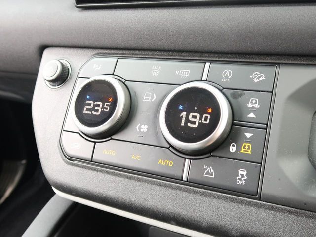 左右独立式フルオートエアコンディショナーなどの先進システムになります。外の気候に関わらず、目的地までリラックスして快適なドライブをお楽しみいただけます。