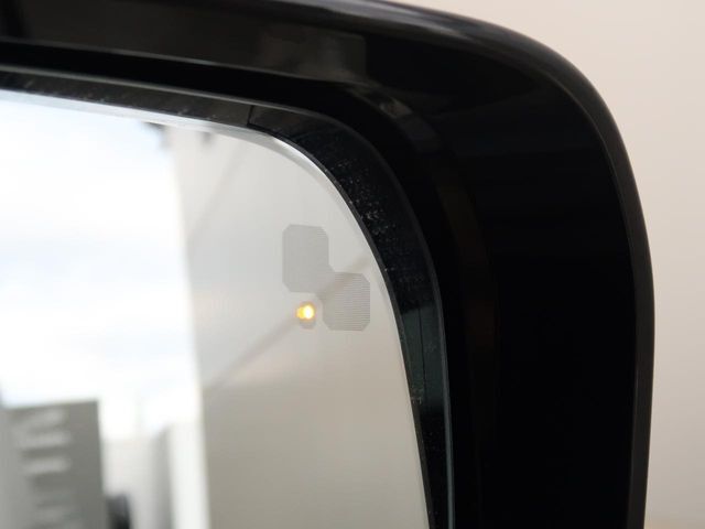 【ブラインドスポットモニター】左右斜め後ろを平行して走る車を認識し、車線変更の際に危険を察知するとドライバーへ警告を促します。夜・雨・トンネル内など走行時の環境が悪い時ほど頼りになる安全装置です。