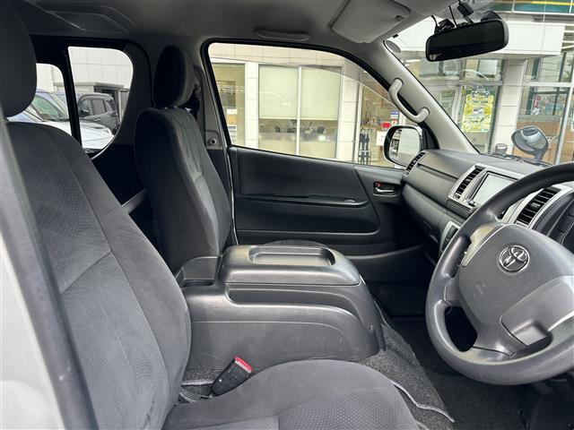 こちらは運転席のシートです。自社でしっかりクリーニングしておりますので、お客様がいつ見に来られてもいいように、きれいな状態を保っております。価格には自信あり！なくなる前に是非ご来店ください！