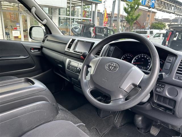 こちらは運転席のシートです。自社でしっかりクリーニングしておりますので、お客様がいつ見に来られてもいいように、きれいな状態を保っております。価格には自信あり！なくなる前に是非ご来店ください！