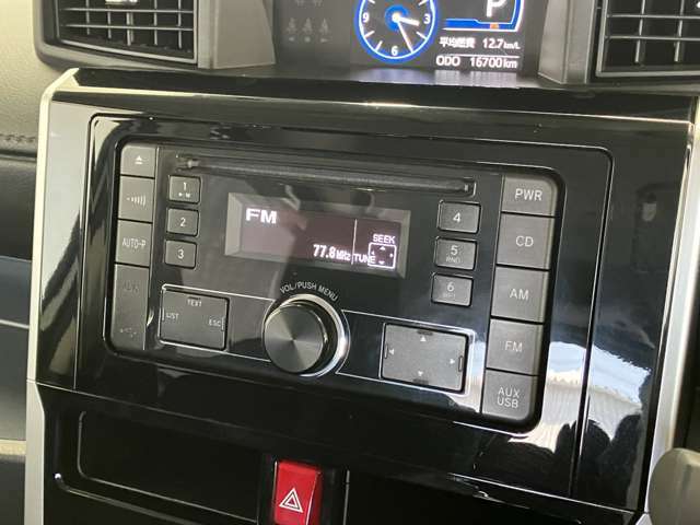 スマフォやUSBに接続することにより、お気に入りの音楽を車内で楽しむことができます♪カーナビの取り付けもお気軽にご相談ください。