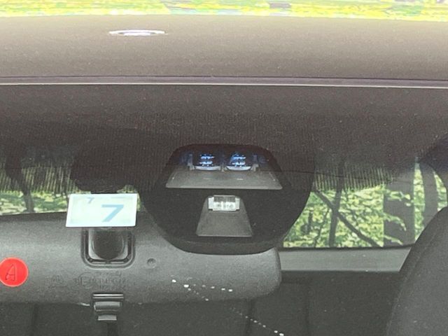 【シティブレーキアクティブシステム】低速走行中に前方の車両等を認識し、衝突しそうな時は警報とブレーキで衝突回避と被害軽減をアシスト。より安全にドライブをお楽しみいただけます。