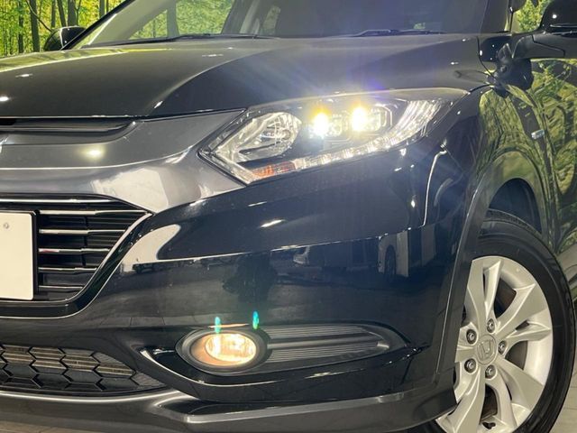 【LEDヘッドライト】悪天候や夜間走行時も良好な視界を確保し安心して運転できる高輝度LEDヘッドライトを装備！点灯速度が早く、消費電力も抑えられています。