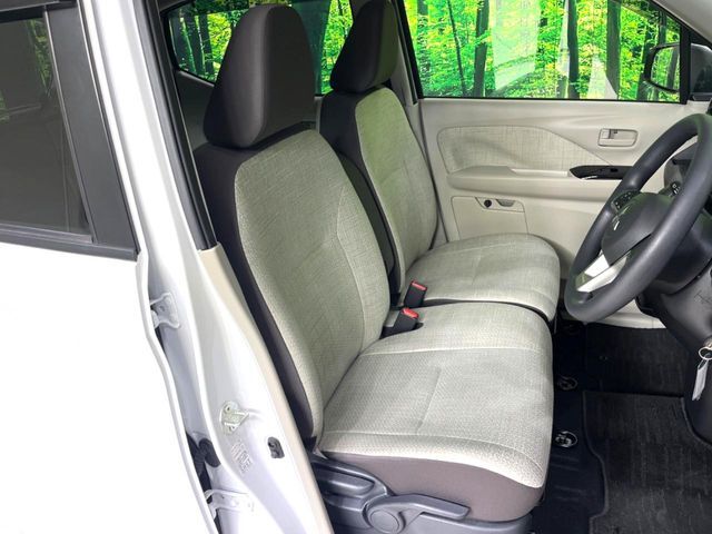 運転席まわりには十分なスペースがあり、大柄な方でもゆったり運転していただける環境です。