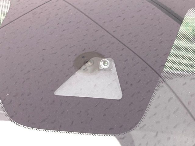 【三菱e-Assist】走行中に前方の車両等を認識し、衝突しそうな時は警報とブレーキで衝突回避と被害軽減をアシスト。より安全にドライブをお楽しみいただけます。