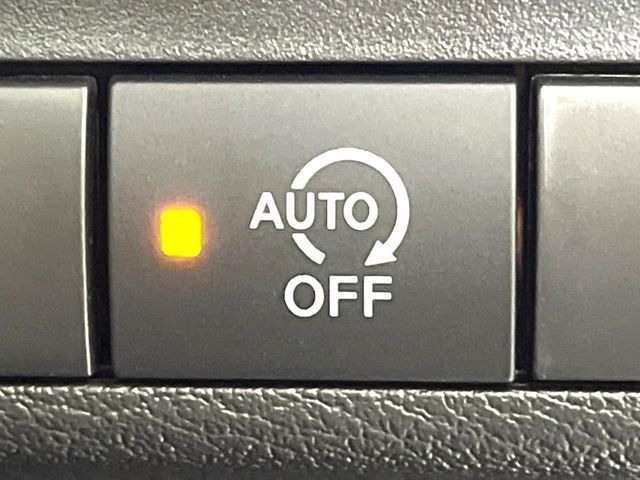 【アイドリングストップ】赤信号や渋滞で停車した際にエンジンを停止し、無駄な燃料の消費を抑えます。燃費向上や環境保護につなげる機能♪エンジンはブレーキを離せば再始動します。