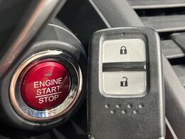 【Hondaスマートキー】カバンやポケットに入れたままでもドアの施錠・解錠が可能なスマートキーを装備。エンジンのオン・オフ時もカギを取り出す必要が無いからとっても便利です♪