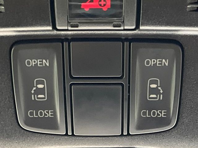 【両側スライドドア】駐車場で隣の車との間隔が狭く乗りにくい時、スライドドアなら安心！ドアオープン時も幅を取らず、開口部が広いので乗り降りがとっても簡単です。大きな荷物の出し入れも後席から可能♪