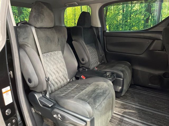 広々とした2列目シートは居住性が高く、居心地も快適！友達や家族とのお出かけにぴったりです。ベビーシートやチャイルドシート使用時も快適にお過ごしいただける十分な空間を確保しています。