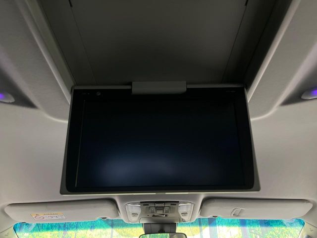 【フリップダウンモニター】大画面モニターで後席でもエンタメをお楽しみいただけます。小さなお子様にも大人気の装備です♪