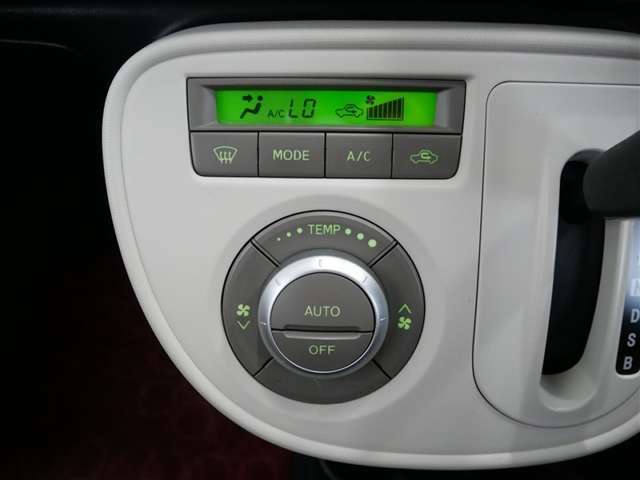 「オートエアコン」が付いています。1年中快適な室内を提供！車内温度を設定すると、風量を自動で調節してくれます。