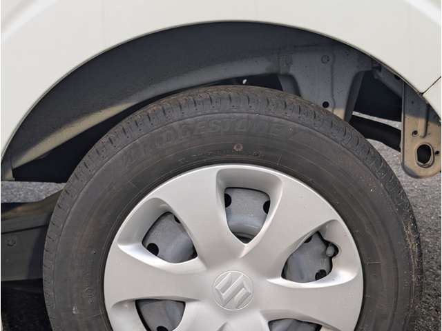 ☆ご納車前準備☆　お客様の安心安全の為にご納車前の準備にも力を入れております！ 整備士と営業が連携して確認しております。中古車は修復歴がないか・内外装の清掃・部品の確認交換をしています