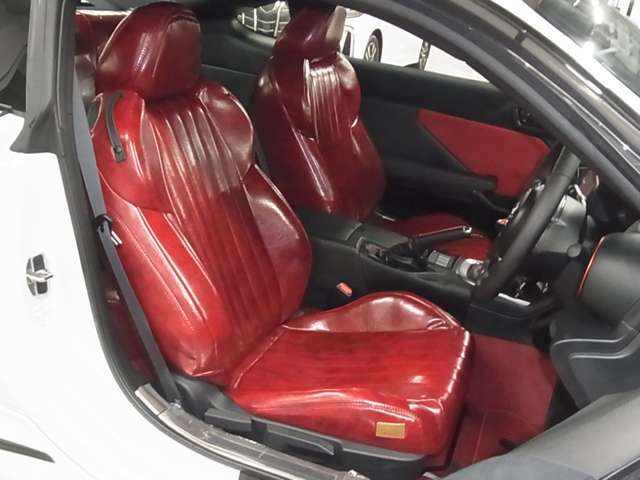 当社販売担当者、仕入担当者、リフトに持ち上げ車検検査員による下廻りチェックをクリアした高品質車を展示しております。