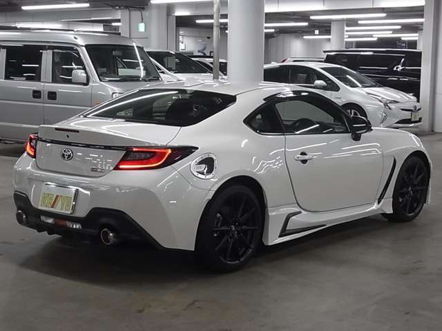 自社陸運局指定工場完備！国家資格車検検査員資格を持った整備士による整備。走行に関係のない所も不具合箇所があれば修理してお渡しいたします。