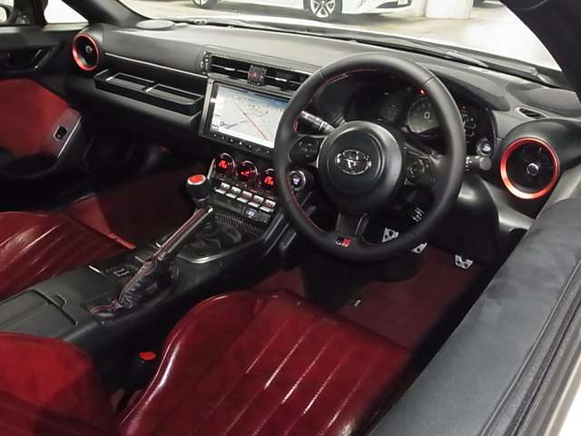 業者によるルームクリーニング実施☆室内の細かい所からエンジンルームまでキレイになった状態でお渡し致します♪