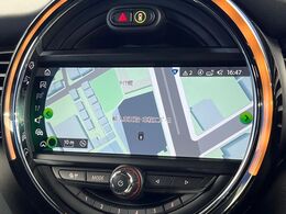 ●純正ナビ:一体感のあるナビは、高級感ある車内を演出してくれます。オーディオ機能も充実しておりますので、運転もより楽しめます♪