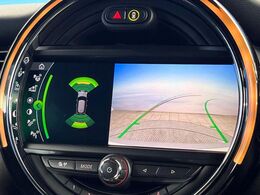 ●ガイドライン付きバックカメラ：不安な駐車もこれで安心！ガイドライン付きなので狭い箇所での駐車もラクラクです！