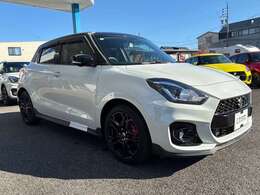 全方位モニター用カメラパッケージ装着車（メーカーオプション）。前後左右の4つのカメラで車両周辺の映像を映し出します。