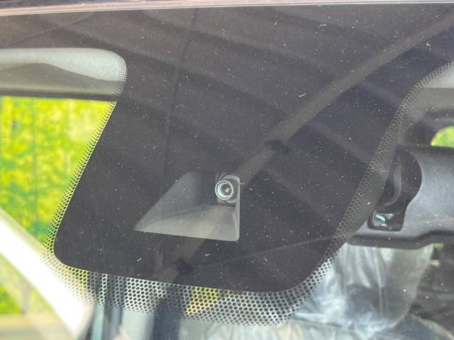 【三菱e-Assist】走行中に前方の車両等を認識し、衝突しそうな時は警報とブレーキで衝突回避と被害軽減をアシスト。より安全にドライブをお楽しみいただけます。
