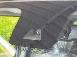 【三菱e-Assist】走行中に前方の車両等を認識し、衝突しそうな時は警報とブレーキで衝突回避と被害軽減をアシスト。より安全にドライブをお楽しみいただけます。