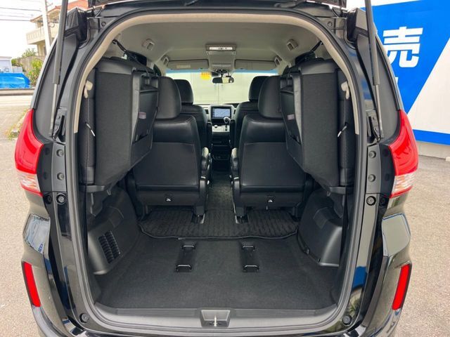 後席を格納すると、これだけの広さが！シーンに合わせたシートアレンジで、大きな荷物も積むことが出来ます♪