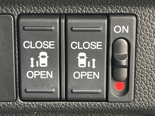 【両側パワースライドドア】スマートキーや運転席のスイッチで後席両側スライドドアの開閉が可能♪電動だから力を入れてドアを開ける必要が無く、小さなお子様でも簡単に開け閉めでき快適です♪